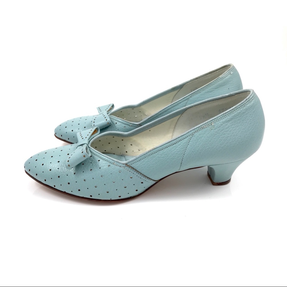 1950s baby blue leather kitten heel shoes with bow